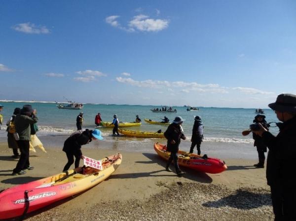 写真・図版 : 土砂投入に対して抗議に繰り出すカヌー隊＝12月14日、辺野古松田の浜