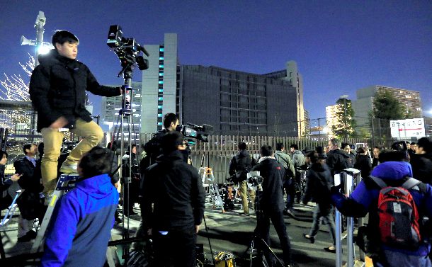 写真・図版 : 多くの報道陣が集まった東京拘置所前＝2018年12月20日、東京都葛飾区