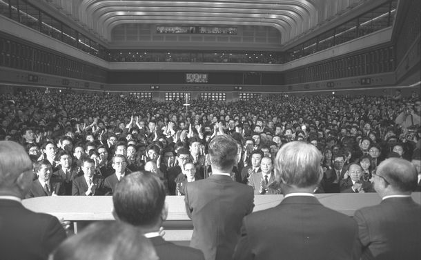 写真・図版 : 平成元年の東京証券取引所の「大納会」 。この日、史上最高値の株価をつけた＝1989年12月29日