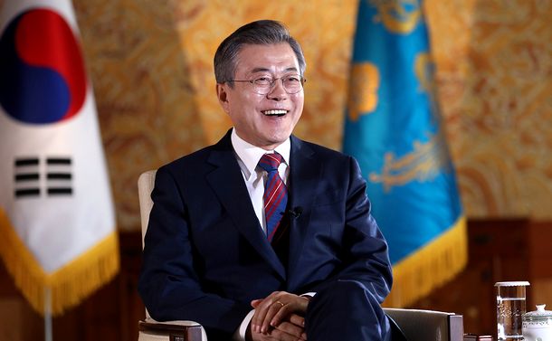 写真・図版 : 英BBCのインタビューを受ける文在寅大統領＝2018年10月12日、韓国大統領府提供