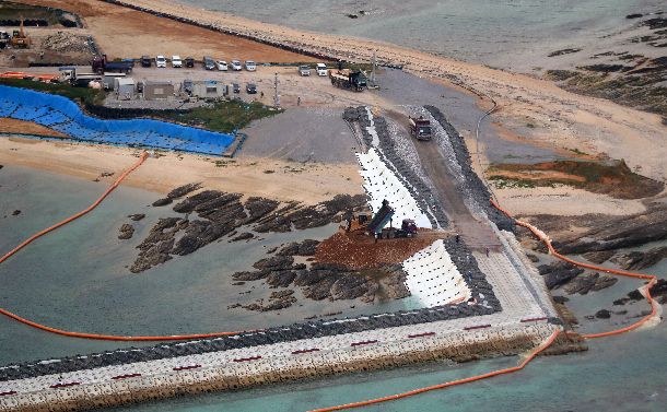 土砂投入が始まった辺野古沿岸＝2018年12月14日、沖縄県名護市