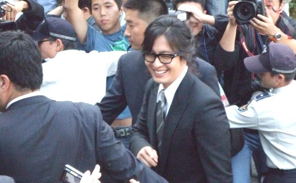 写真・図版 : 「冬ソナ」主演のペ・ヨンジュンさんはどこに行ってもファンにもみくちゃに（2008年、韓国・清州）