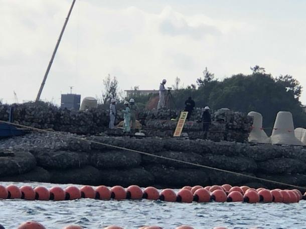 写真・図版 : K5護岸上の職員たち。何やら撮影をしていた=撮影・筆者