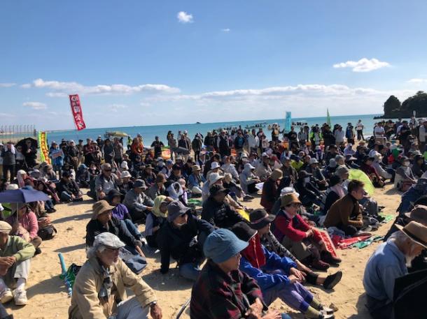 写真・図版 : 辺野古の浜での抗議集会=撮影・筆者