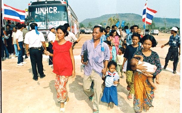 写真・図版 : タイ国境部に避難していたカンボジア難民の帰還がほぼ終了、最後のキャンプ「サイト2」が閉鎖へ。閉鎖式に臨む難民たち。式の終了後、後方のバスでカンボジアへ帰っていく＝1993年3月30日