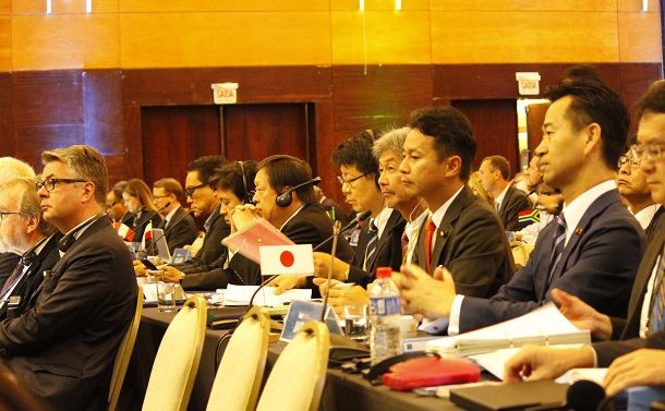 第67回IWC総会に参加した日本政府代表団の谷合正明・農林水産副大臣（右から3人目）ら＝2018年9月、ブラジルのサンタカタリーナ州フロリアノポリス