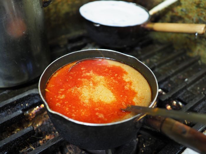 写真・図版 : コンロでは、麺料理「モヒンガ」のスープの仕込み中だった