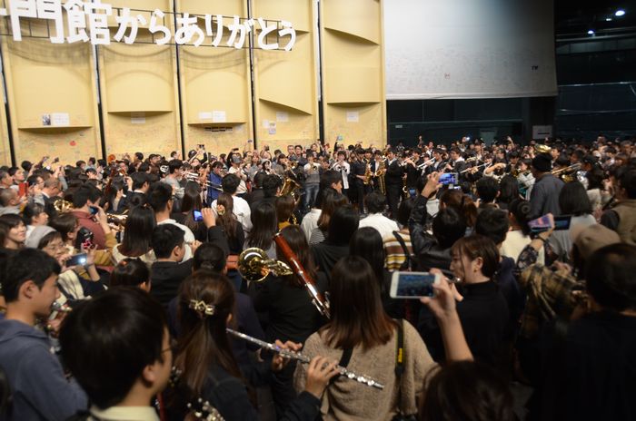 写真・図版 : 一般開放最終日の11日夕、舞台には約800人の来場者が集合。「宝島」などの演奏で大いに盛りあがった＝2018年11月11日、東京都杉並区の普門館