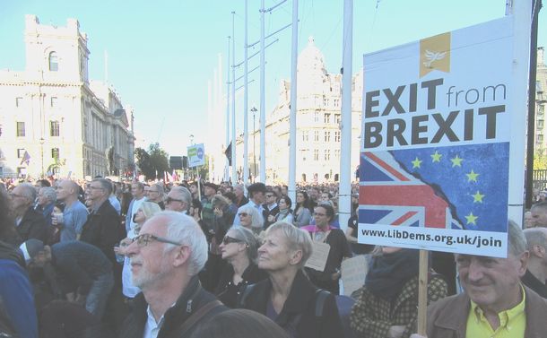 写真・図版 : EU離脱の是非をめぐる再度の国民投票を求めるデモに参加した人たち＝2018年10月20日、ロンドン