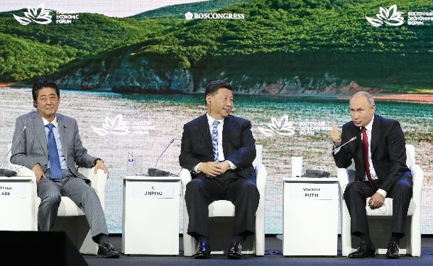 東方経済フォーラムの全体会合に臨む（左から）安倍晋三首相、中国の習近平国家主席、ロシアのプーチン大統領＝2018年9月12日、ロシア・ウラジオストク