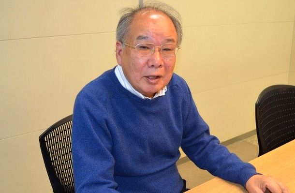 写真・図版 : インタビューに答える政治学者の江上能義さん