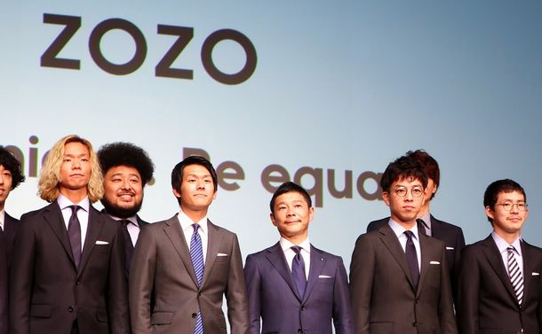 写真・図版 : ZOZO前澤友作社長(中央)の「1億円お年玉」企画は、格差社会についての議論を引き起こした