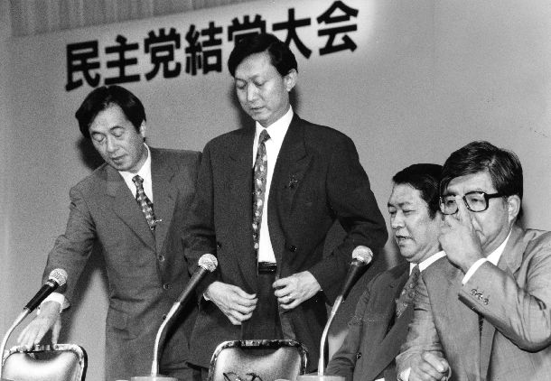 民主党結党大会を終え、記者会見に臨む（左から）菅直人、鳩山由紀夫両代表=
1996年9月28日、東京都千代田区一ツ橋の日本教育会館 
