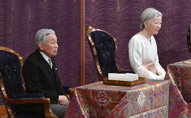 平成最後の歌会始の儀に出席する天皇、皇后両陛下=2019年1月16日、皇居・宮殿「松の間」