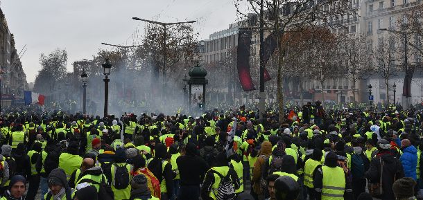 昨年12月初めの「黄色いベスト」デモでシャンゼリゼ通りを埋め尽くした参加者。デモは続いているが、参加者は減りつつある＝2018年12月8日、パリ