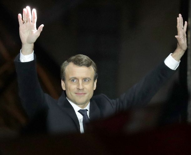 仏大統領選を制し、勝利宣言のため、壇上に上がるマクロン氏＝2017年5月7日、パリ