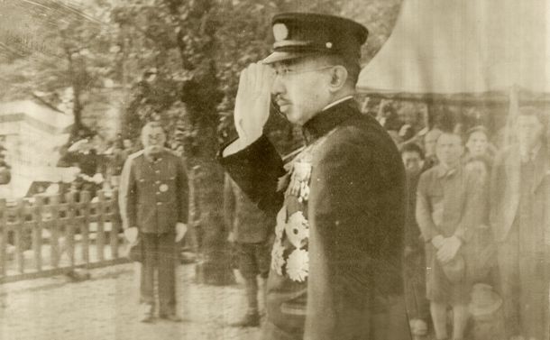 靖国神社に参拝し、第２次世界大戦の遺族に、手を挙げて会釈する昭和天皇1945年11月20日