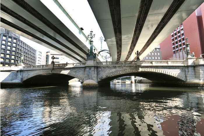 写真・図版 : 日本橋川に架かる日本橋。上は首都高の高架橋が覆っている＝東京都中央区