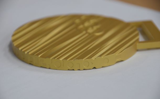 写真・図版 : 1年前の2月23日、覚えていますか？　あのザギトワ選手が平昌オリンピックで優勝した日なんです。メダルの側面には密かにハングルが刻まれていました。