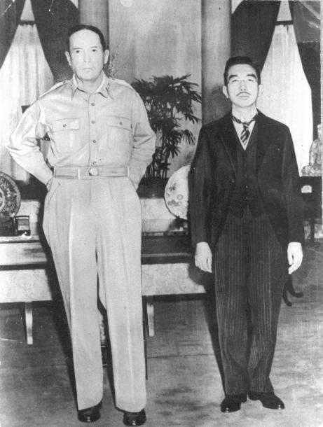 写真・図版 : 1945年9月27日、昭和天皇とマッカーサーが初めて会談した際の2人の写真
