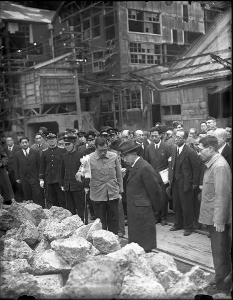 写真・図版 : 昭和電工川崎工場を視察、肥料原料を前に説明を受ける昭和天皇=1946年2月19日
