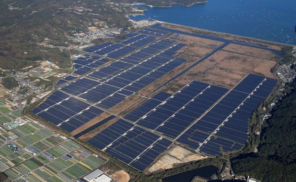 写真・図版 : 国内最大級のメガソーラー＝2018年11月、岡山県瀬戸内市