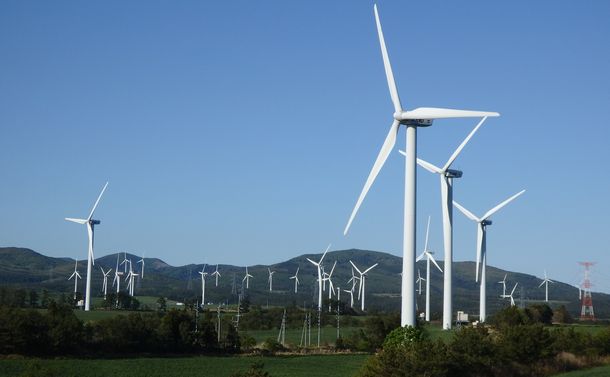 写真・図版 : 「むつ小川原地区」を中心とした一帯は風力発電が盛んだ＝2017年5月、青森県六ケ所村