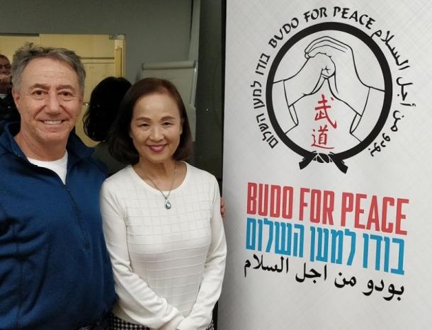 写真・図版 : ダニー・ハキム氏と筆者、「Budo for Peace」のシンボルマーク=筆者提供