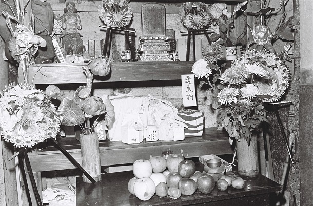 写真・図版 : 60年代の落とし物には、お骨や位牌、供え物の造花やリンゴまで。骨壺の遺失物は今でもある=1963年12月