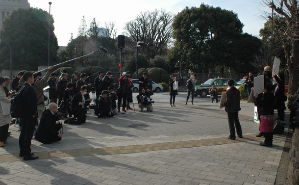 写真・図版 : 参加者よりも報道陣の方が多かった.