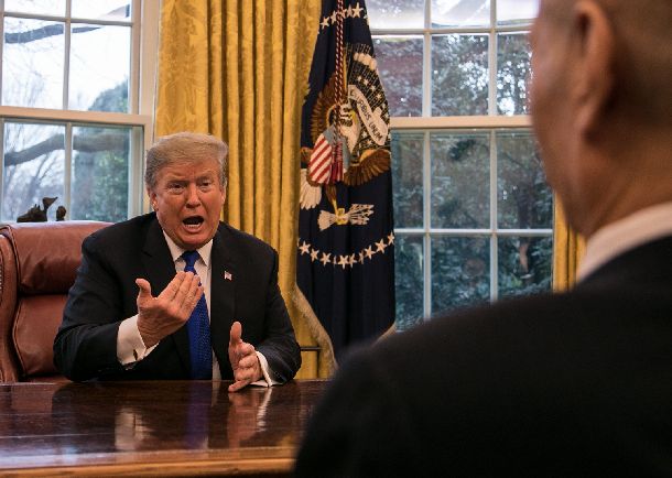 写真・図版 : ホワイトハウスで会談するトランプ米大統領（左）と中国の劉鶴副首相＝2019年2月22日、ワシントン