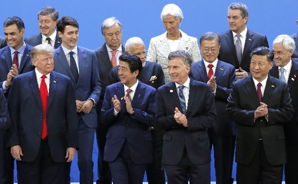 写真・図版 : G20の記念撮影に臨む日米中の首脳。前列左からトランプ米大統領、安倍晋三首相、一人おいて中国の習近平国家主席＝2018年11月30日、ブエノスアイレス