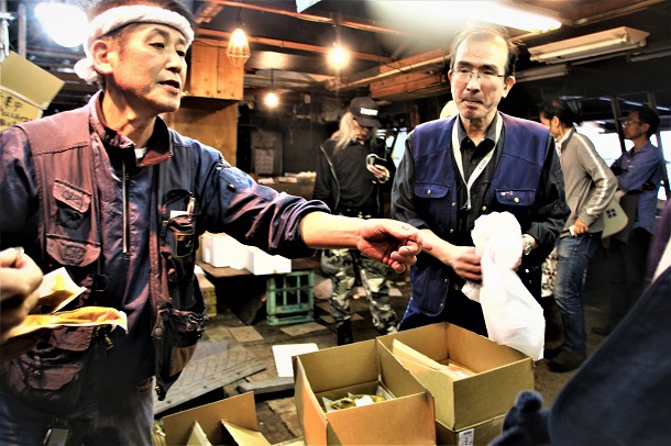写真・図版 : 都職員らの妨害をはねのけて築地市場内で営業する村木智義さん(左)と杉原稔さん=2018年10月18日、撮影・筆者