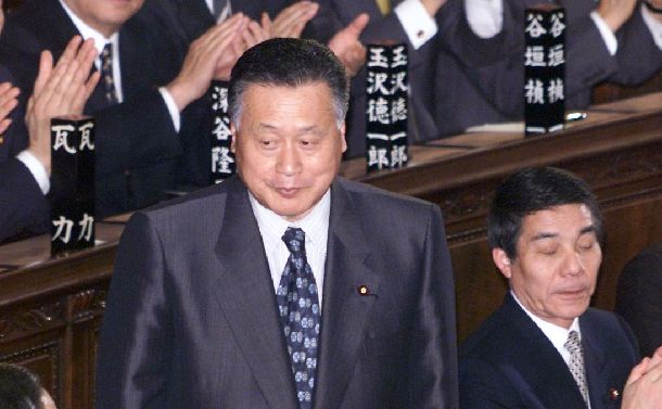 衆院本会議で指名され、立ち上がって拍手に答える森喜朗首相＝2000年4月5日、国会