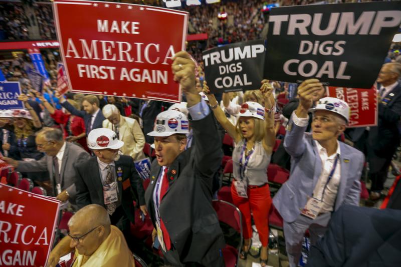 写真・図版 : 「トランプが石炭を掘ってくれる」とプラカードを掲げる支持者たち＝2016年7月、米オハイオ州（shutterstock）