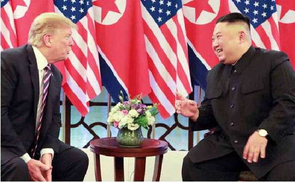 歓談するトランプ米大統領（左）と金正恩・朝鮮労働党委員長＝2019年2月28日、労働新聞ホームページから 