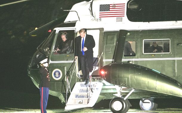 写真・図版 : ハノイでの米朝会談を終え、ホワイトハウスに到着するトランプ米大統領＝2019年2月28日 

