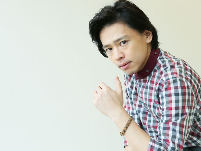 写真・図版 : 中川晃教＝宮川舞子撮影〈ヘアメイク＝松本ミキ／スタイリスト＝AKIRA〉