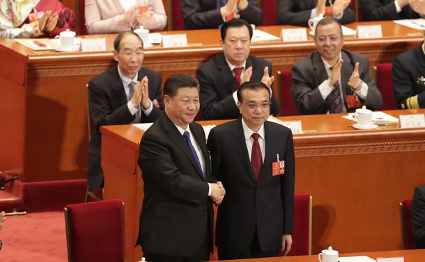 写真・図版 : 全人代で握手を交わす李克強首相（下段右）と習近平国家主席＝2018年3月18日、北京