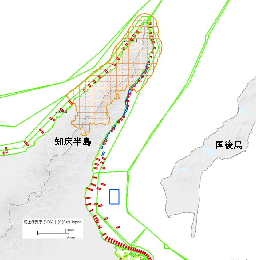写真・図版 : 知床半島。北海道漁業協同組合連合会 北海道秋鮭定置網漁業は知床世界遺産海域の定置網を含む。共同漁業権（緑）、定置漁業権（赤）、区画漁業権（青）、国立公園（橙網掛け）、藻場（薄緑）、サンゴ礁（桃）、干潟（茶）