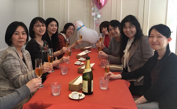 写真・図版 : 森郁恵教授（右側手前から二人目）の紫綬褒章受章をお祝いし、名大女性教員たちが開いたサプライズパーティ