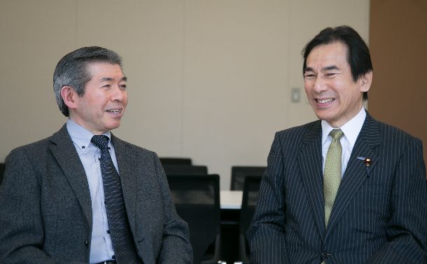 対談する浅沼博教授（左）と阿久津幸彦衆院議員
