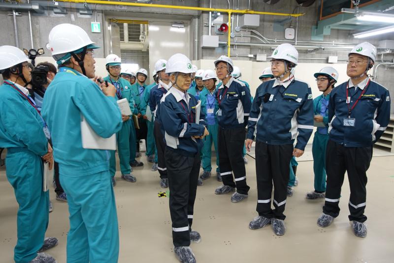 写真・図版 : 島根原発を訪れ、中国電力の説明を聞く原子力規制委員会のメンバー＝2018年11月15日、松江市鹿島町片句 