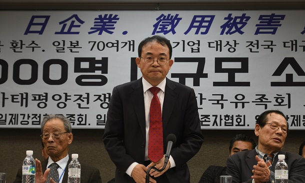 写真・図版 : 元徴用工は韓国政府を提訴するなど、問題は複雑化するばかりで、日韓両政府とも解決の糸口を見いだせないままだ 