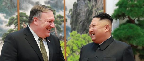 写真・図版 : 談笑するポンペオ米国務長官（左）と北朝鮮の金正恩（キム・ジョンウン）朝鮮労働党委員長＝2018年10月7日、トランプ米大統領のツイッターより 