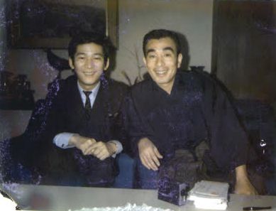 写真・図版 : 植木等さん（右）と小松政夫さん