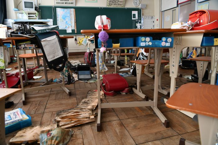 写真・図版 : 双葉北小学校の教室にはランドセルが残され、床や本にカビが生えていた＝2018年12月、福島県双葉町