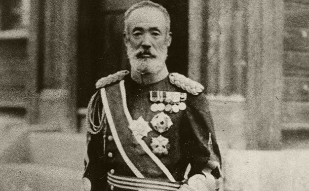 1912年9月13日、殉死の日、東京・赤坂の自宅で、正装で写真におさまった乃木希典大将