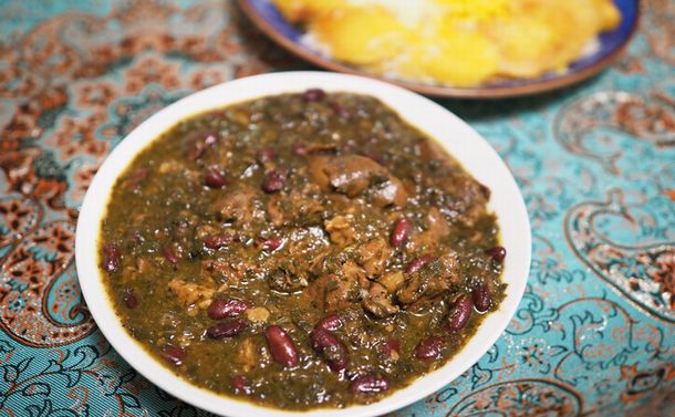 じっくり煮込んだゴルメザブジ　揺れるイランから