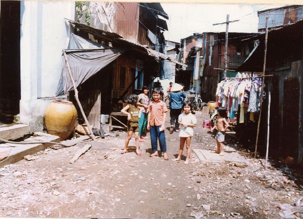 写真・図版 : ホーチミンの子どもたち＝1991年（〓提供）